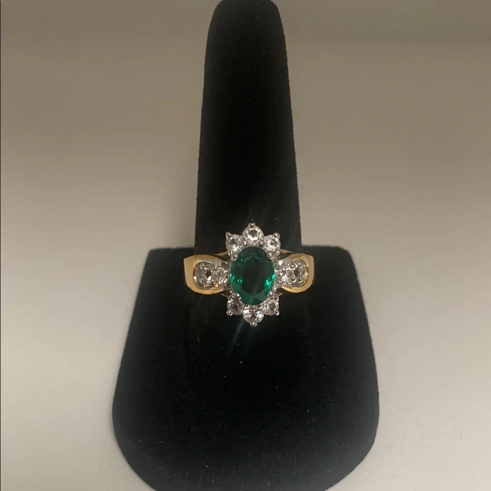 Elegant Gold and Green Gemstone Ring